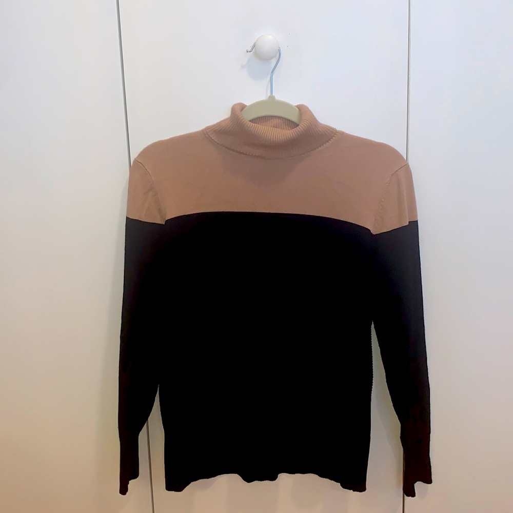Cable and Gauge Black and Tan turtleneck